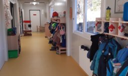 Garderoben mit Jacken und Kleidung in einem langen Gang | © Kinderhaus St. Quirin